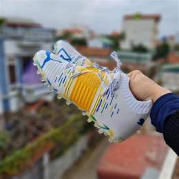 ảnh chụp màn hình giày bóng đá sân cỏ tự nhiên