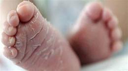 ảnh chụp màn hình trẻ bị bong da tay chân là thiếu chất gì