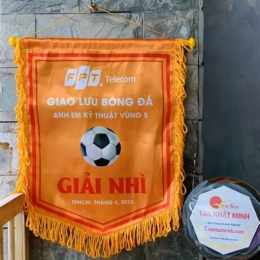 cờ lưu niệm đá bóng