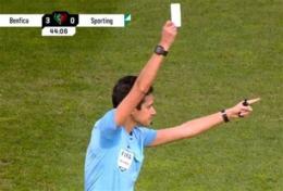 hướng dẫn sử dụng thẻ trắng trong bóng đá là gì