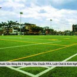 một sân bóng đá tiêu chuẩn có dạng hình chữ nhật