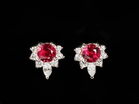 tính năng nổi bật bông tai đá ruby đỏ