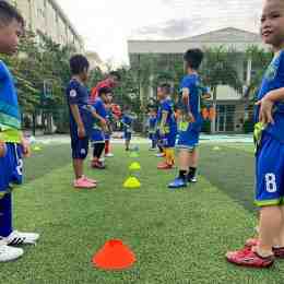 trẻ em đá bóng